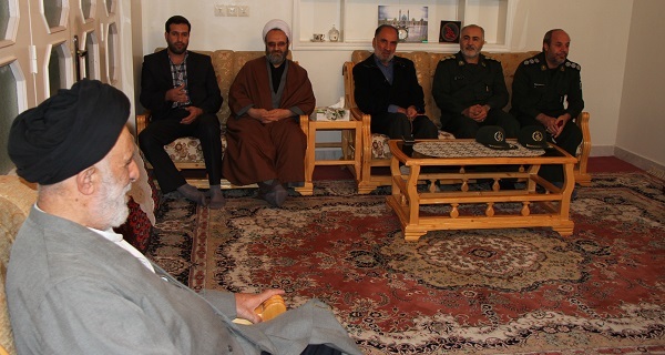 دیدار سردار احمدی با خانواده شهیدان میرجعفری و فیض در قم+ عکس