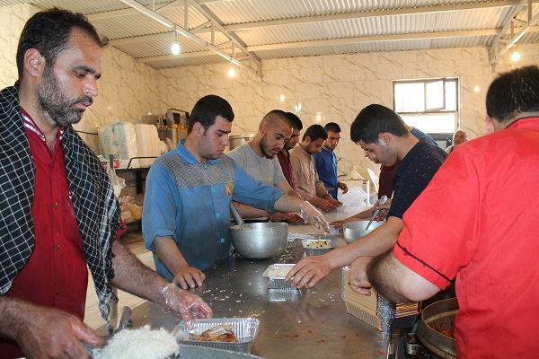 روزانه6000 غدا در آشپزخانه راهیان نور سپاه استان قزوین طبخ می شود.