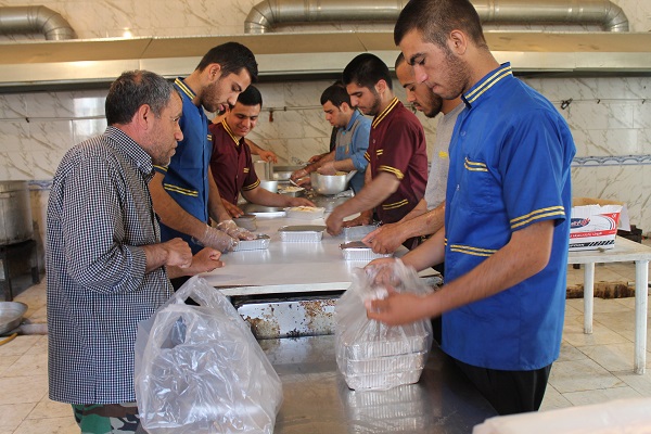 روزانه6000 غدا در آشپزخانه راهیان نور سپاه استان قزوین طبخ می شود.