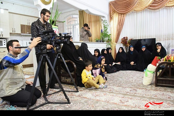 دیدار هنرمندان بسیجی قم با خانواده شهید مدافع حرم در شب یلدا