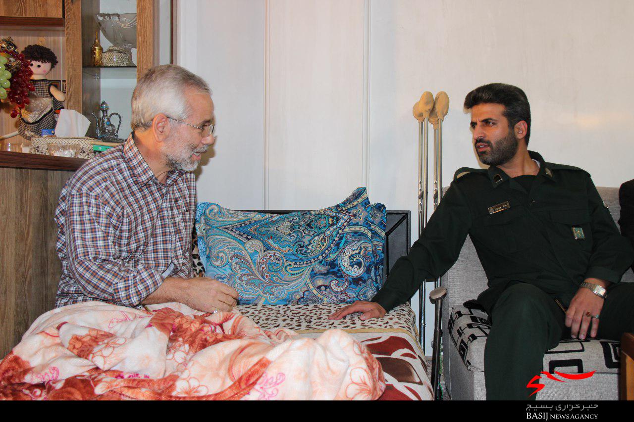 دیدار فرمانده ناحیه امام حسین(ع)کرج با خانواده دو شهید ویک جانباز مدافع حرم