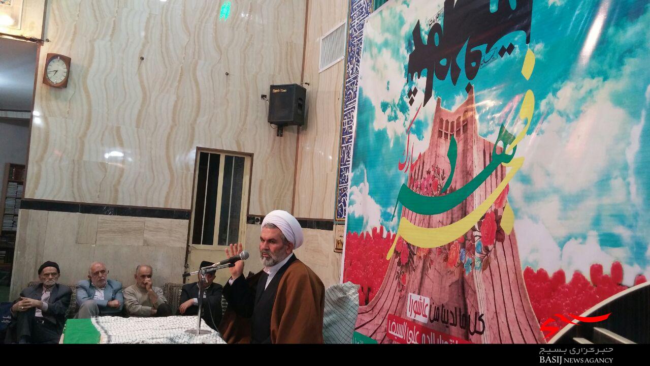 پیروزی انقلاب اسلامی به رهبری امام خمینی(ره) را معجزه قرن حاضر است