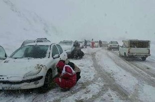 امدادرسانی به 300 دستگاه خودروی گرفتار در برف فردو