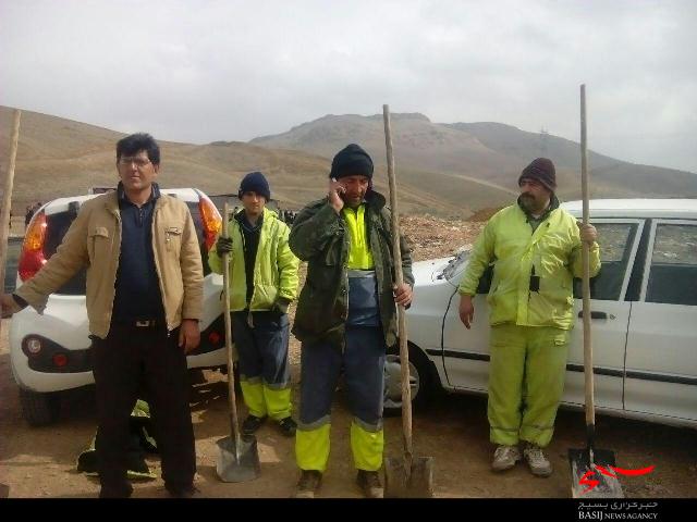 غرس شدن 400 اصله نهال در محل دفن زباله های شهر خرم آباد