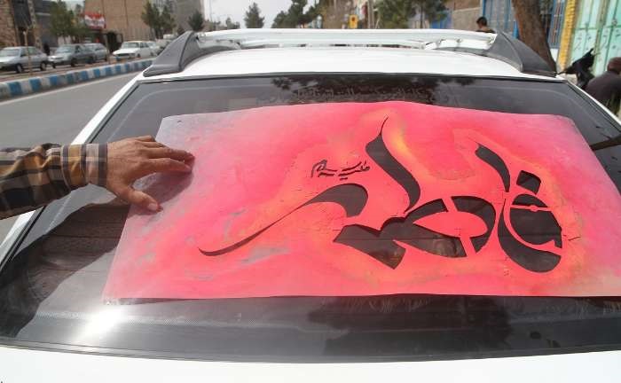 «شیشه نویسی خودروها» با موضوع حجاب از سوی بسیجیان حوزه یک شهید ابراهیمی