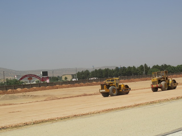 شمارش معکوس آغاز عملیات اجرائی روکش باند فرودگاه خرم آباد+تصاویر