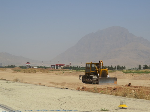 شمارش معکوس آغاز عملیات اجرائی روکش باند فرودگاه خرم آباد+تصاویر