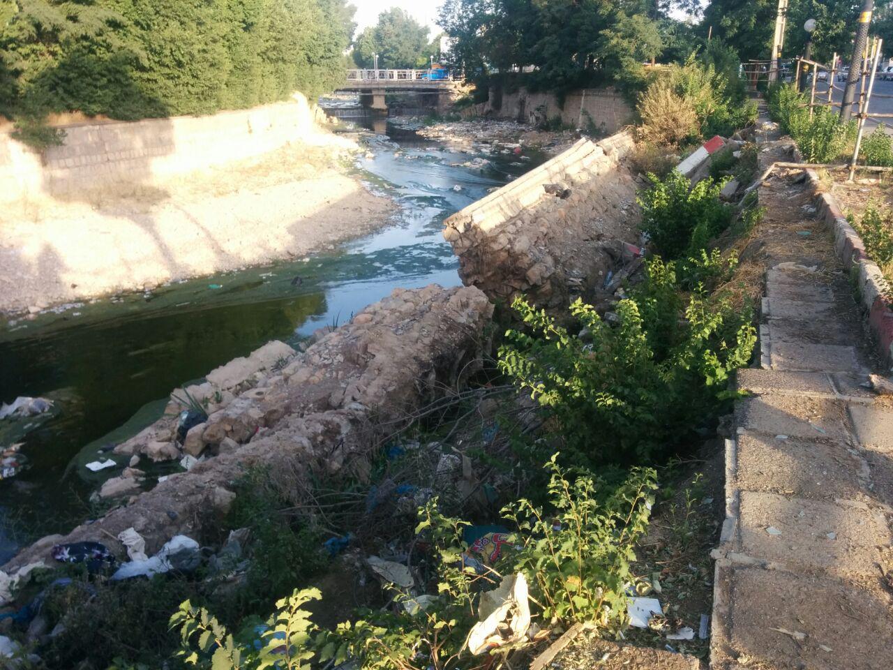 دیواره تخریب شده رودخانه شهر دلفان همچنان بی تغییر+تصاویر