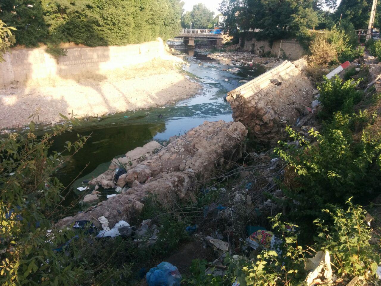 دیواره تخریب شده رودخانه شهر دلفان همچنان بی تغییر+تصاویر