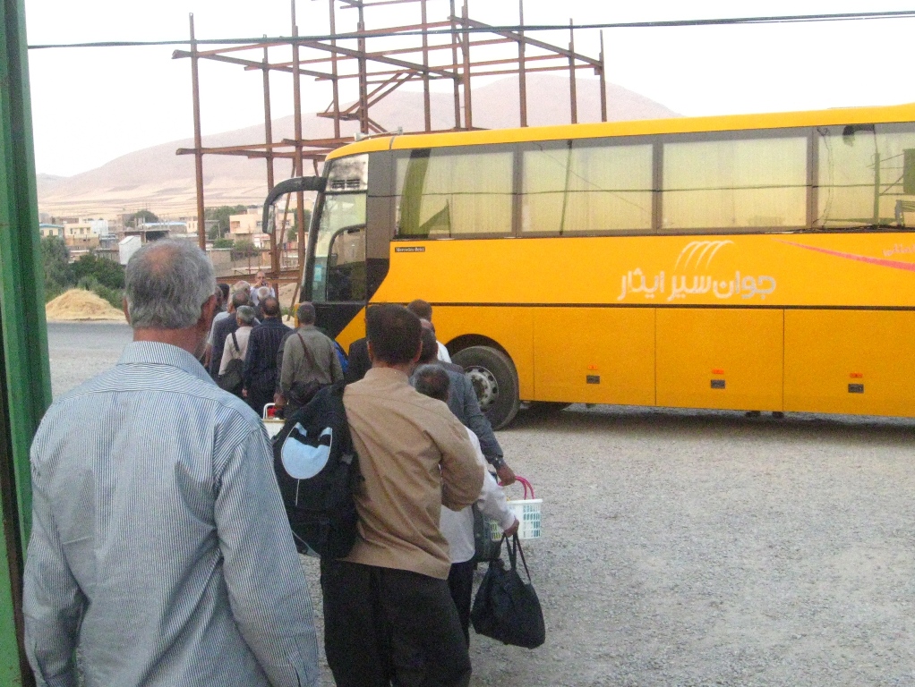 اعزام 45 نفر زائران باراولی دلفان به مشهد مقدس +تصاویر