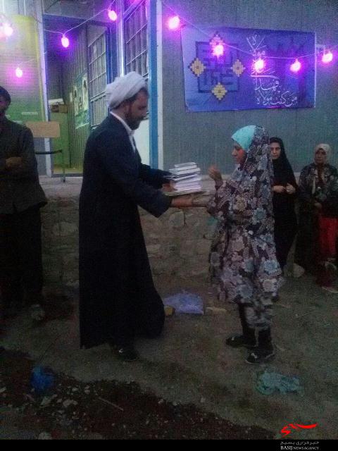 اهداء140 بسته فرهنگی به کودکان سادات چند روستا در دلفان+تصاویر