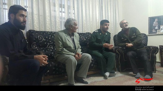دیدار فرمانده ناحیه نظرآباد و حوزه 711 عمار یاسر با خانواده دو شهید