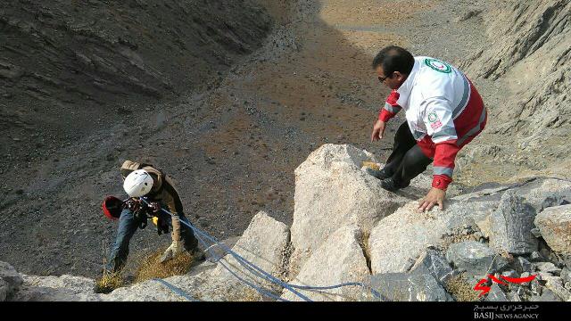 نجات جان جوان دلفانی گرفتار در پرتگاه 300 متری+تصاویر نجات جان جوان دلفانی گرفتار در پرتگاه 300 متری+تصاویر