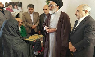 دیدار امام جمعه و استاندار قم با خانواده یک شهید و یک جانباز
