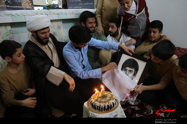 مراسم جشن تولد ۲۶ سالگی شهید مدافع حرم «حسین فیاض» + تصاویر