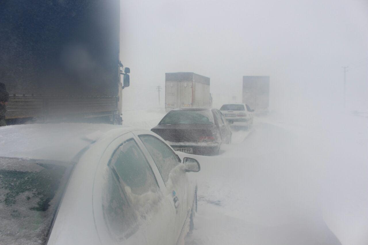 امدادرسانی و اسکان مسافران گرفتار در برف و کولاک استان قزوین
