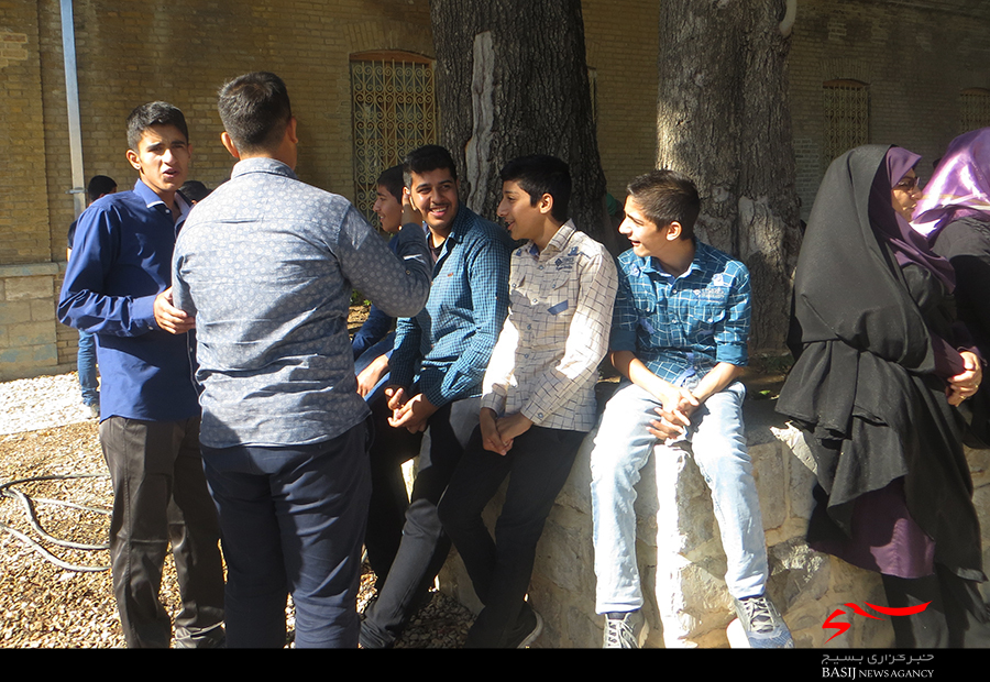 وعده های جدید روحانی / حضور دانش آموزان در جلسه تبلیغاتی آقای روحانی