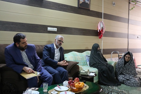 دیدار مدیرکل حفظ آثار دفاع مقدس قم با خانواده شهیدان حاجی‌زاده