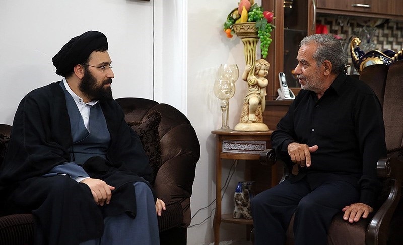 حجت‌الاسلام سید علی خمینی با خانواده شهدای ۱۵ خرداد در قم دیدار کرد