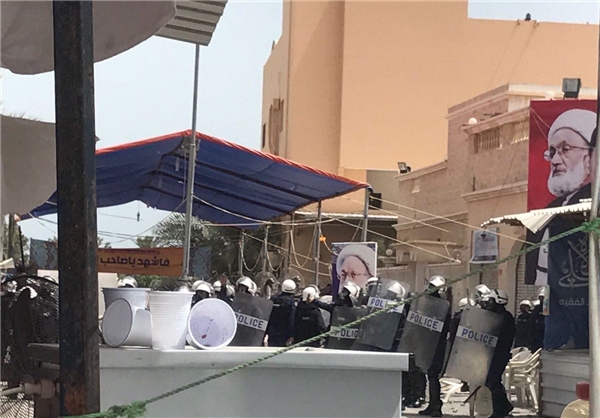 جرثقیلهای آل خلیفه در حال تخریب میدان الفداء/ تکذیب بازداشت شیخ