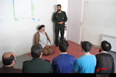 بازدید امام جمعه پردیسان قم از فعالیت«گروه جهادی» شهید هادی در روستای بیدهند
