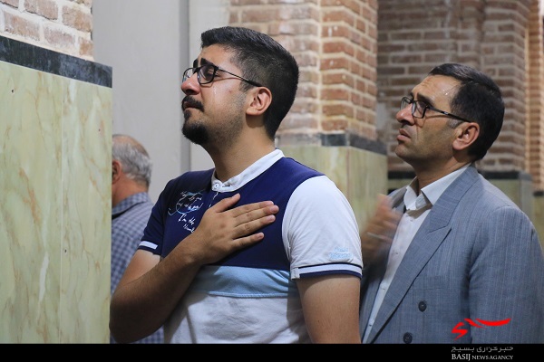 وداع عارفانه دوستان شهید علی سیفی با پیکر شهید در امامزاده صالح اردبیل