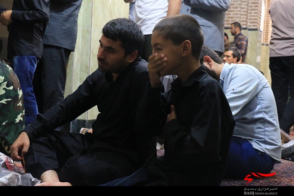 وداع عارفانه دوستان شهید علی سیفی با پیکر شهید در امامزاده صالح اردبیل