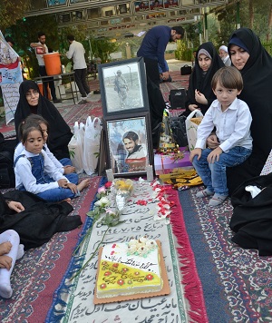 جشن تولد همزمان شهید مدافع حرم و فرزندش/ تصاویر