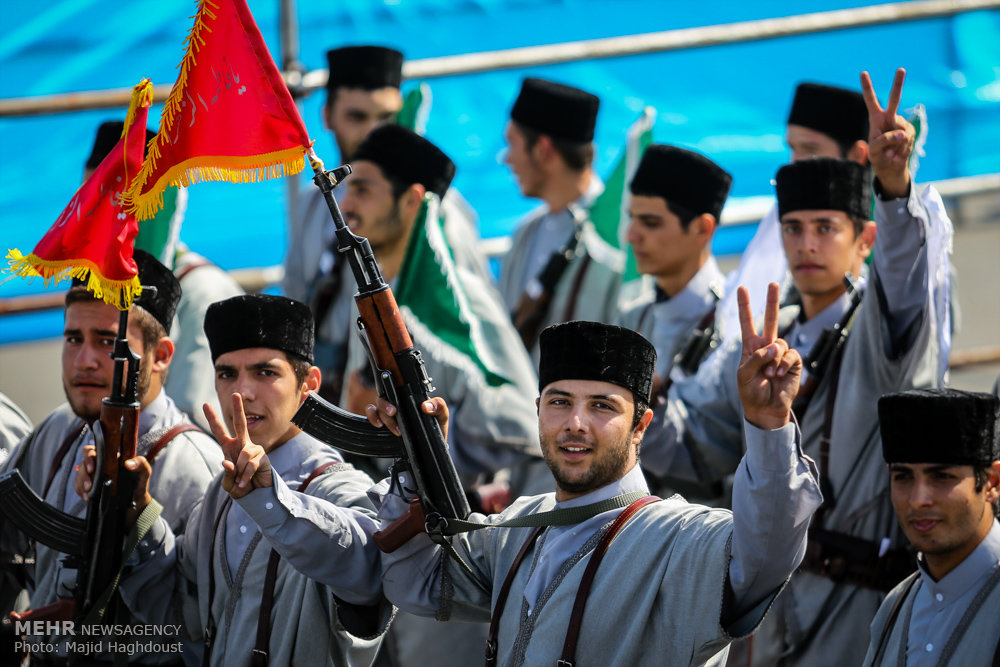 رژه عشایر بسیجی در کنار نیروهای مسلح