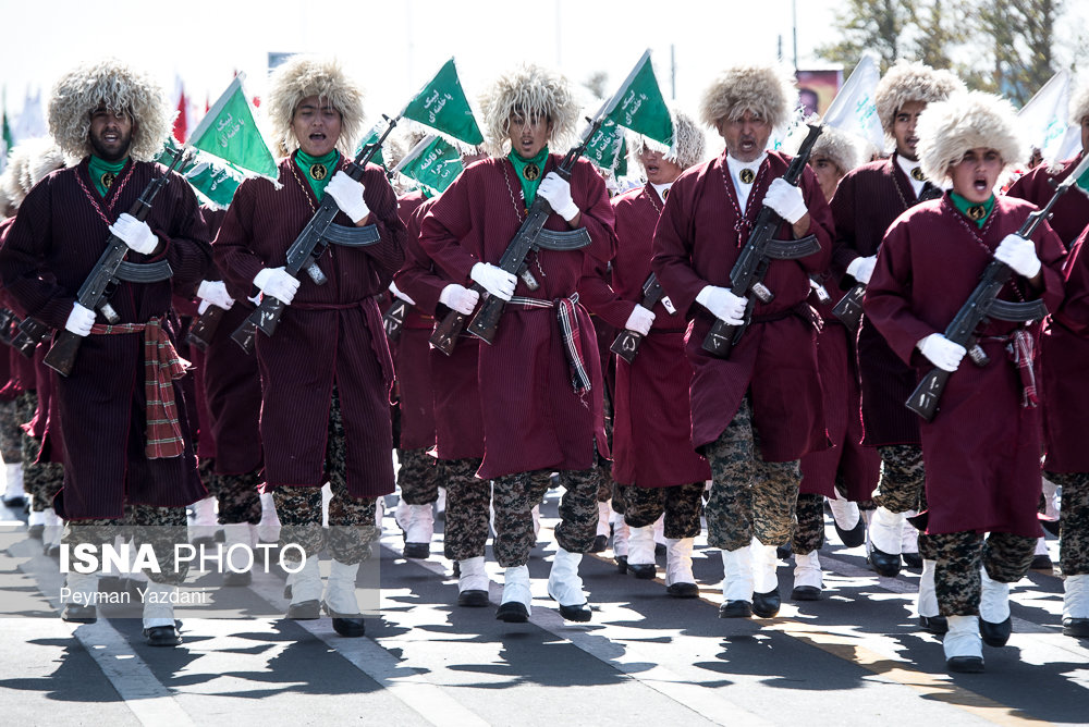 رژه عشایر بسیجی در کنار نیروهای مسلح