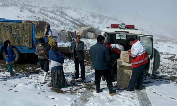 نجاتگران اهری این بار به کمک عشایر گرفتار در برف زودرس شتافتند