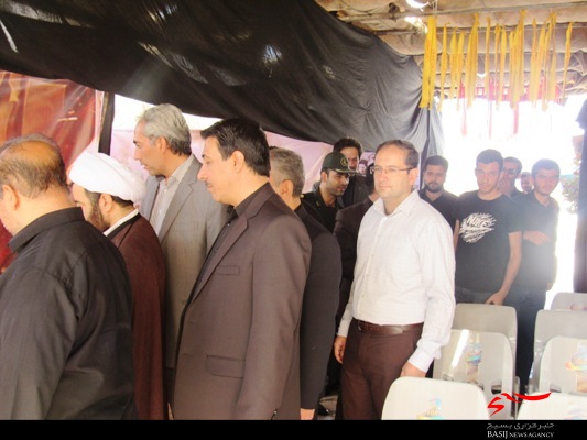 نمایشگاه عکس و ماکت دفاع مقدس در ورودی دانشگاه آزاد اسلامی واحد میانه دایر شد