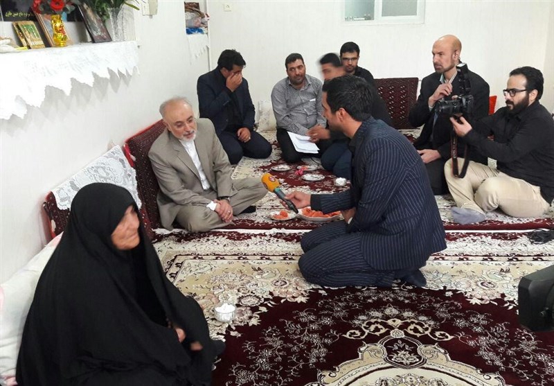 رئیس سازمان انرژی اتمی با خانواده شهیدان جابری دیدار کرد