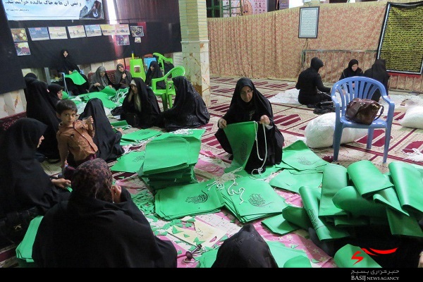 بانوان بسیجی قم صدها «کیف دستی» به زائران اربعین حسینی(ع) در سامرا اهدا کردند+تصویر