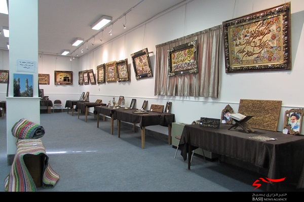 نمایشگاه هنری مددجویان کمیته امداد در تبریز در حال برگزاری است