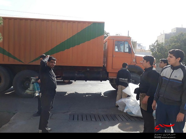 ارسال پنج دستگاه کامیون کمک‌های مردمی از مسجد شهید مصطفی خمینی(ره) به کرمانشاه+ تصاویر