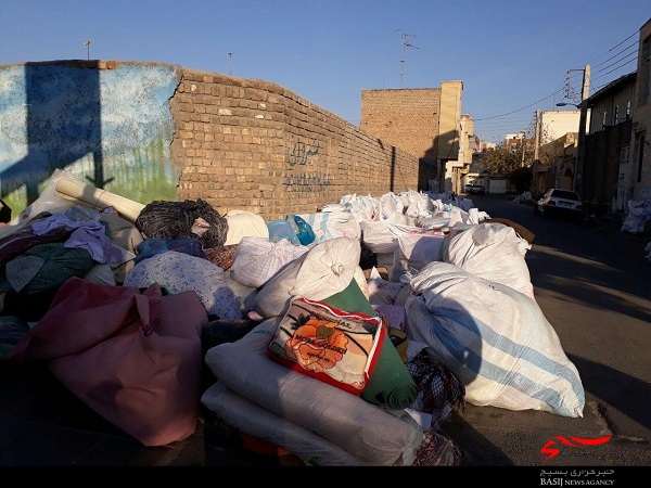 ارسال پنج دستگاه کامیون کمک‌های مردمی از مسجد شهید مصطفی خمینی(ره) به کرمانشاه+ تصاویر
