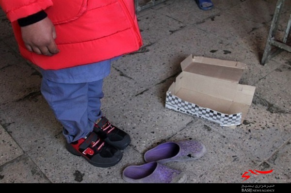 صدها کفش و کاپشن در بین دانش‌آموزان بی بضاعت شهر آقکند توزیع شد