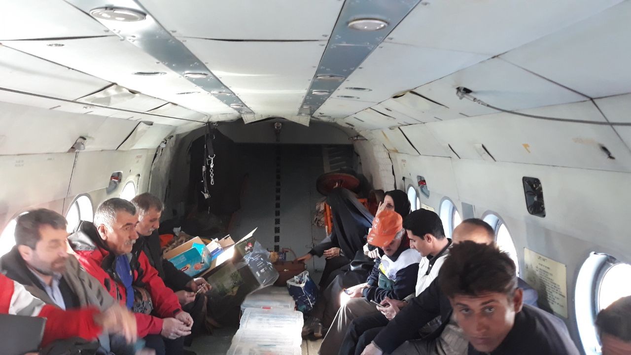 اعزام تیم پزشکی به ارتفاعات عشایر نشین«بخش بشارت» الیگودرز با بالگرد+ تصاویر