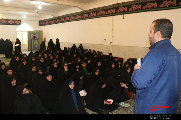 برگزاری نشست «بی تعارف با انقلاب» در حوزه بسیج حضرت فاطمه(س) قم + تصاویر