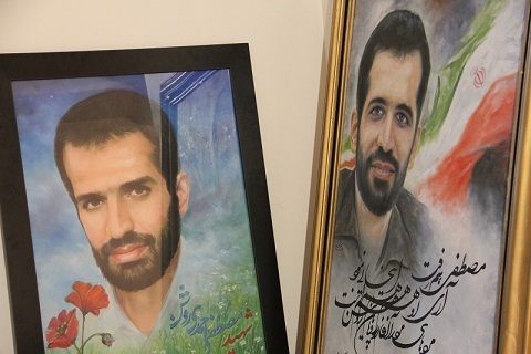حجت الاسلام نعیمی از خانواده شهید احمدی روشن بازدید کرد
