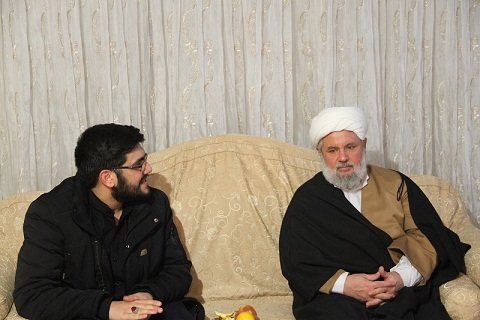 حجت الاسلام نعیمی از خانواده شهید احمدی روشن بازدید کرد