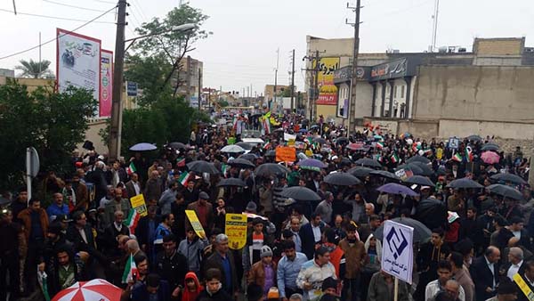 خروش مردم بوشهر در راهپیمای 22 بهمن در زیر بارش باران/ حضور قالیباف در جمع مردم بوشهر و ندای مرگ بر اسرائیل