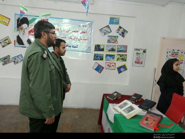 بازدید فرمانده سپاه اسدآباد از نمایشگاه دستاوردهای انقلاب در دبیرستان شهید سلیمانیان