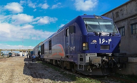 افتتاح سکوی حمل خودرو در ایستگاه راه‌آهن قم به روایت تصویر
