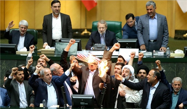نمایندگان اصفهانی برجام را در مجلس به آتش کشیدند+تصاویر