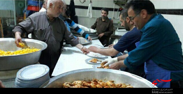 200پرس غذای گرم بین نیازمندان در تبریز توزیع شد
