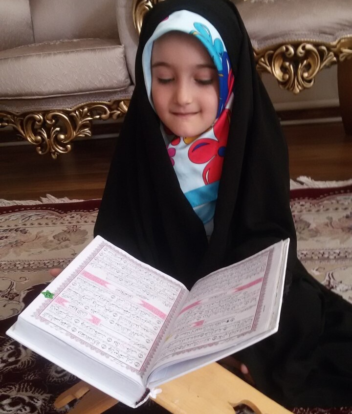 دختر 5 ساله اصلاندوزی که بدون یادگرفتن خواندن و نوشتن، قرآن تلاوت می‌کند