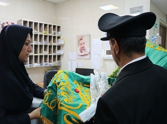 حضور خادمین آستان قدس رضوی به همراه پرچم متبرک صحن و سرای ملکوتی امام رضا(ع) در منطقه ۱۷ تهران