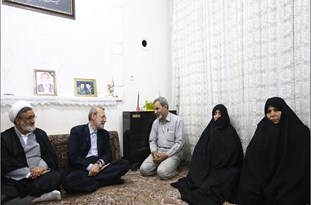 دیدار لاریجانی با دو خانواده شهید در قم
